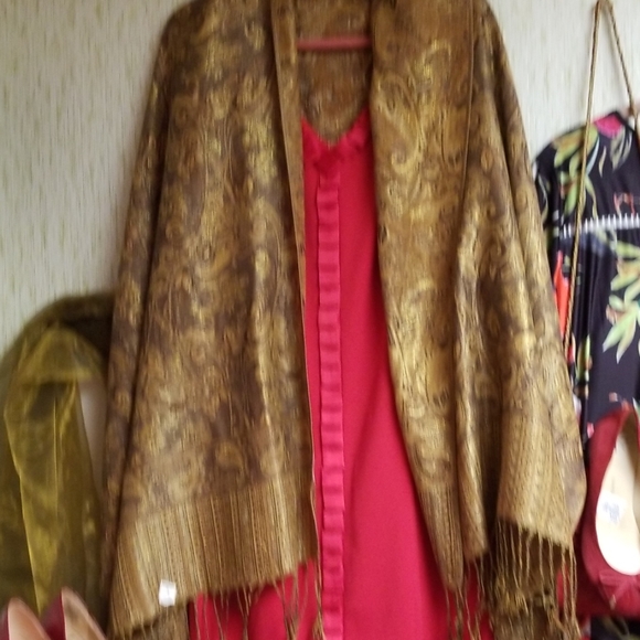 Beautiful Tapestry Wrap Scarf - Picture 5 of 5